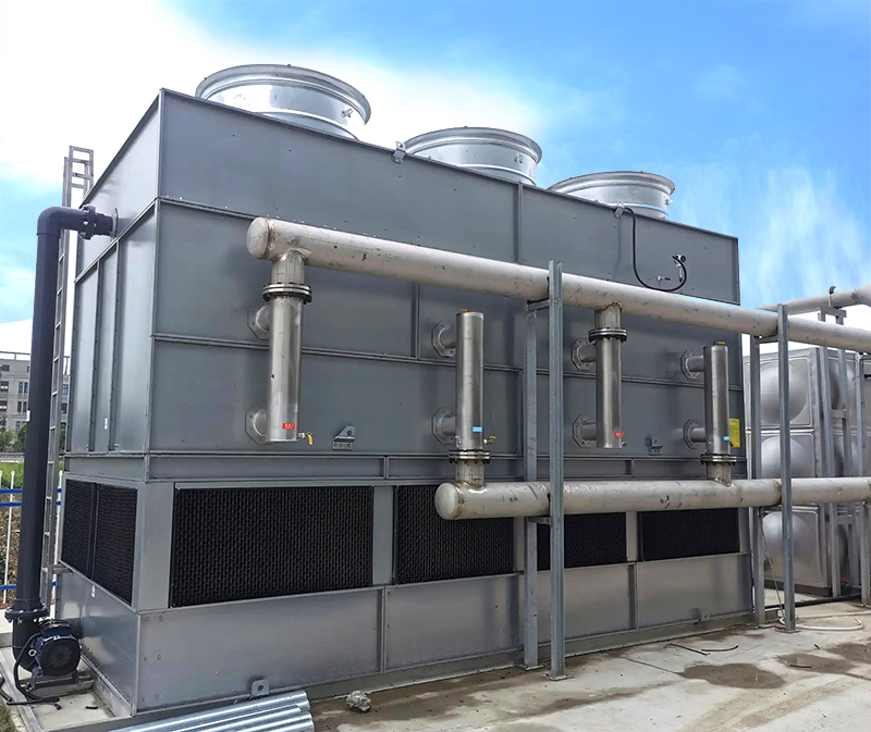 Closed cross flow cooling tower